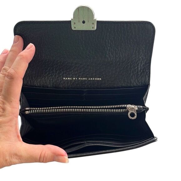 Marc by Marc Jacob’s black wallet. Does not have Crossbody chain. - Picture 4 of 5